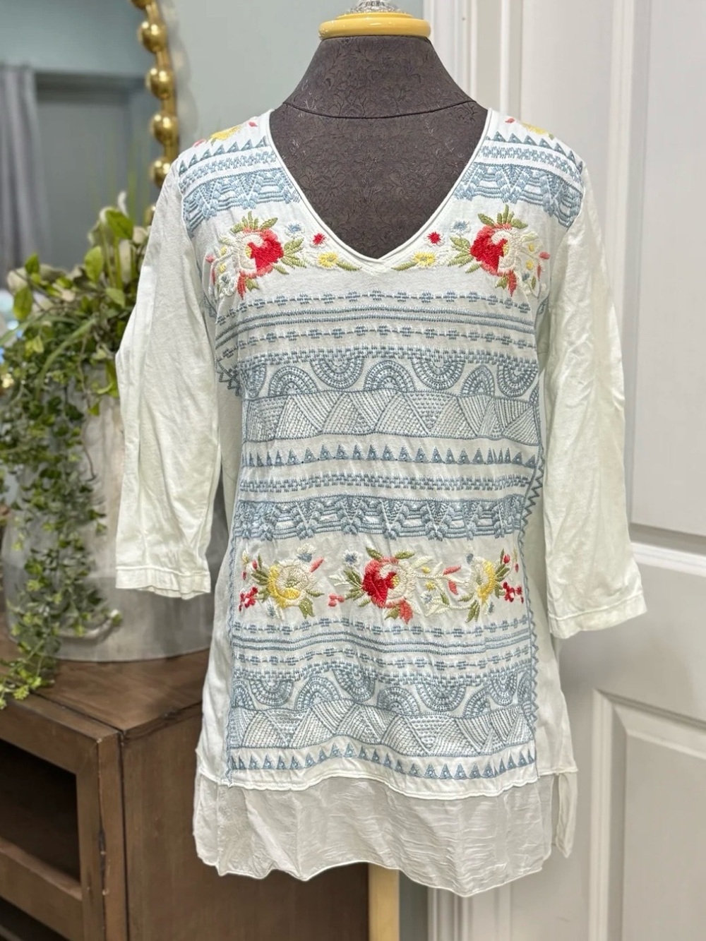 White Embroidered V-Neck Tunic with Floral Accents size medium